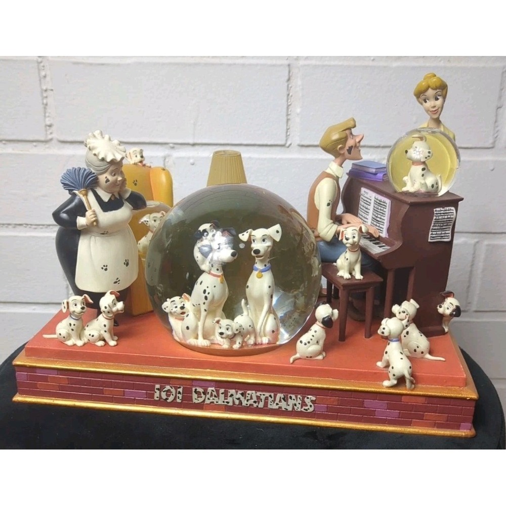 Disney Store Exclusive 101 Dalmations Cruella De Vil Snow Globe Music Light Work